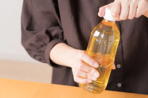 ペットボトルの蓋があかない女性