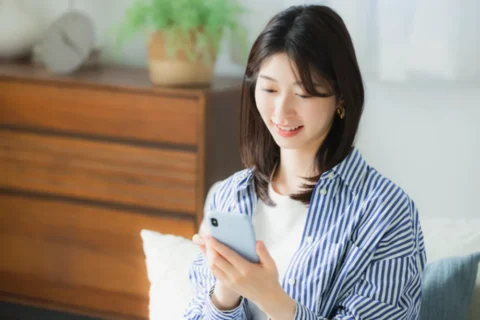 スマホでオンライン診療を受ける女性