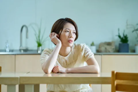 なんとなく不調を感じて憂うつな女性