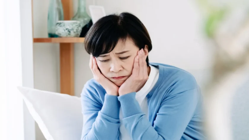 体調が優れずに不安な女性