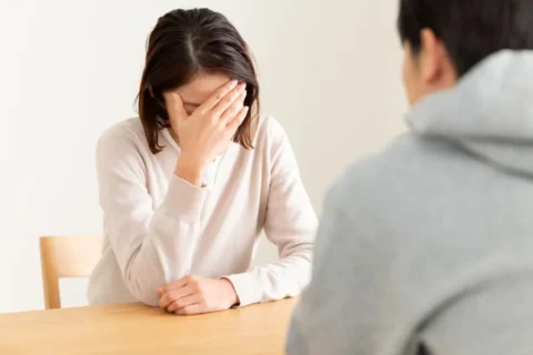 女性特有の不調に悩む女性