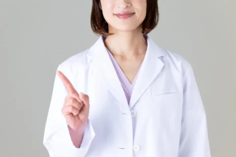 人差し指をたててポイント解説する女性医師