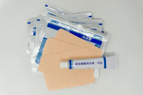 貼るタイプと塗るタイプの消炎剤