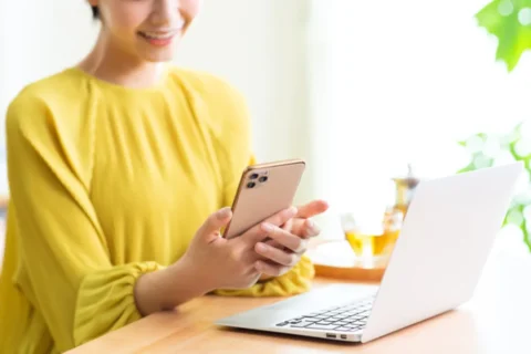 スマホでオンライン診療を受ける女性