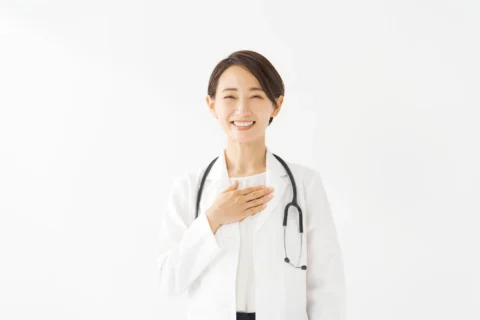悩みにそっと寄り添う優しく微笑む医師　
