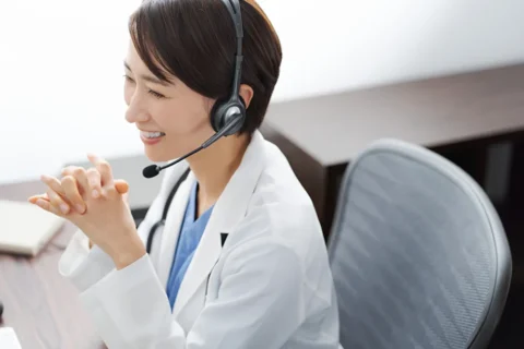 更年期のお薬を処方するためにオンライン診療を行う医師