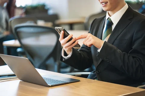 スマホでオンライン診療を受ける男性