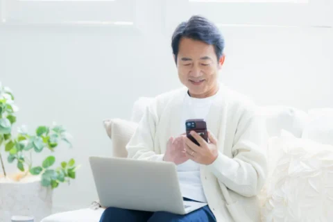 スマホから受診する男性