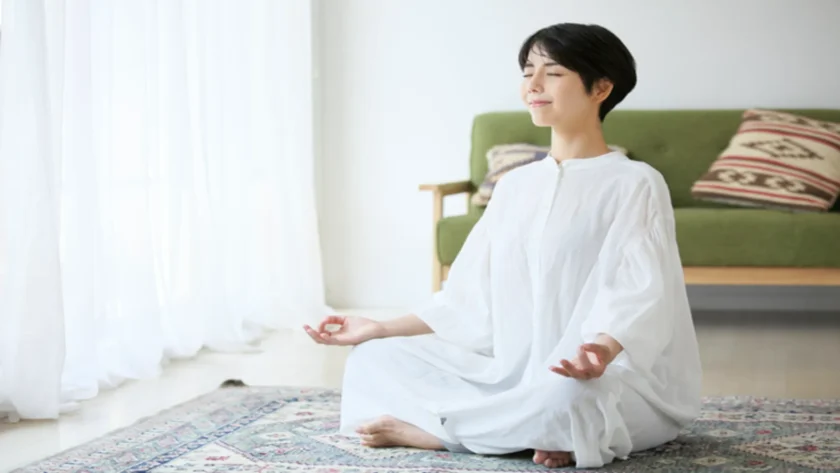 自律神経を整えるために瞑想をする女性