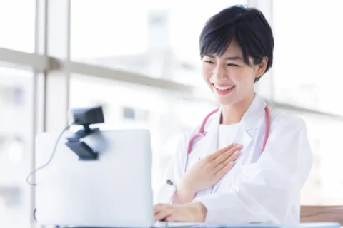 オンラインで診察をする女性医師