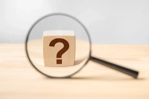 中性脂肪を下げる薬はあるの?クエスチョンマークを虫眼鏡で拡大