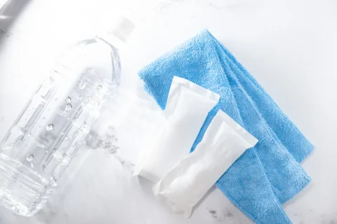保冷剤や冷やしタオル、冷えたペットボトルの水で頭痛に対処する