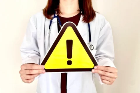 注意マークをもつ医師