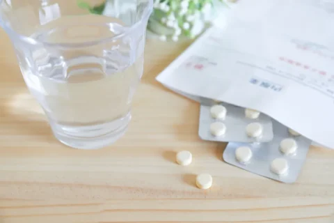 薬と水の入ったコップ