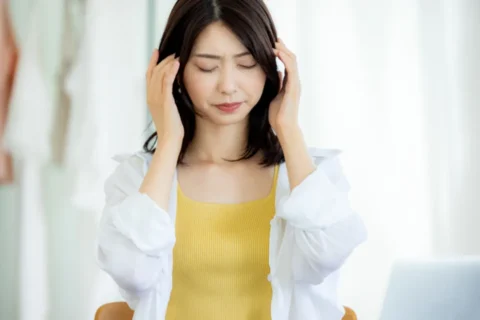 片頭痛の痛みに教われている女性