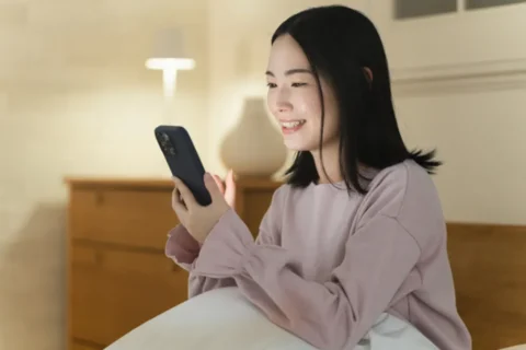 スマホでオンライン診療を受ける女性