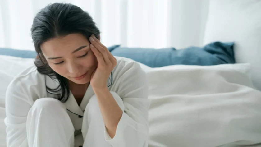 朝起きた時から体のだるさを感じている女性