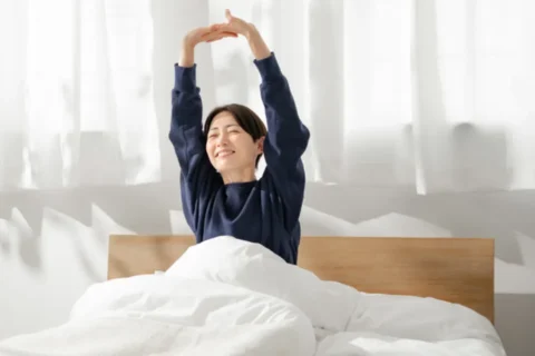 朝スッキリと起きている女性