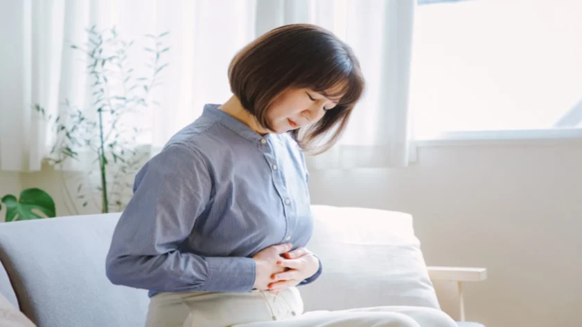 便秘でお腹が苦しい女性