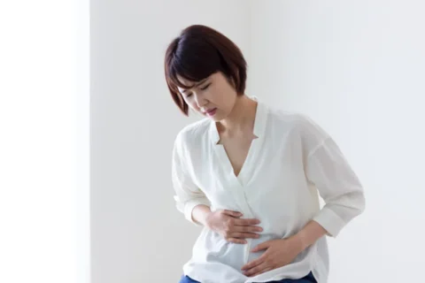 お腹が苦しい女性
