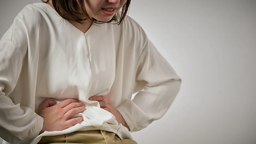 トイレの後もすっきりしない残便感を感じている女性