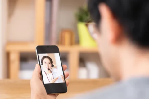 スマホで受診する男性