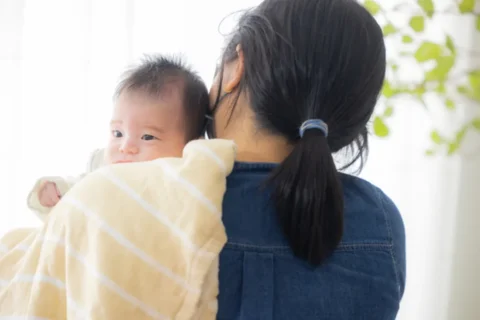 授乳後に赤ちゃんにゲップをさせる女性