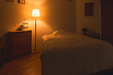 照明を落として暗くした部屋