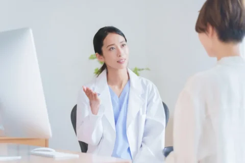 診察をする医師と話を聞く妊婦