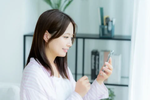 スマホで受診する女性