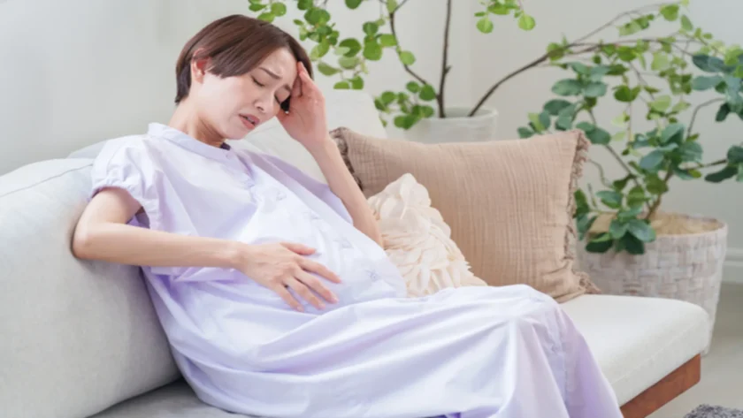 妊娠中の頭痛に悩む女性