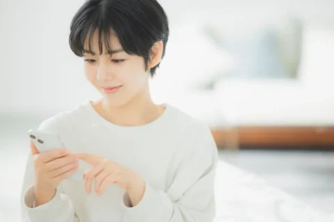 スマホで診察を受ける女性