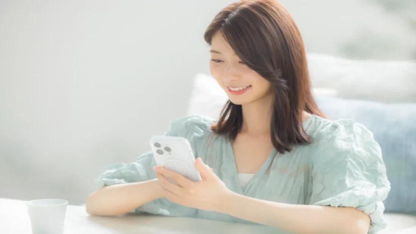 スマホでオンライン受診をする女性