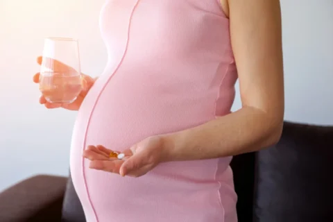 薬を飲む妊婦