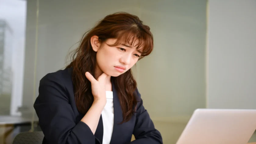 喉に違和感を感じている女性