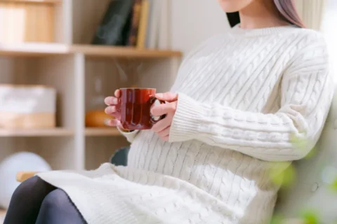 お茶を飲んでリラックスしている妊婦
