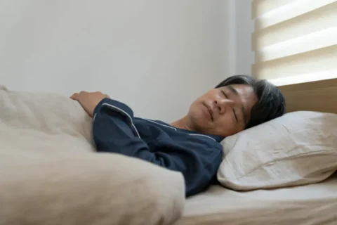 朝まで熟睡している中年男性