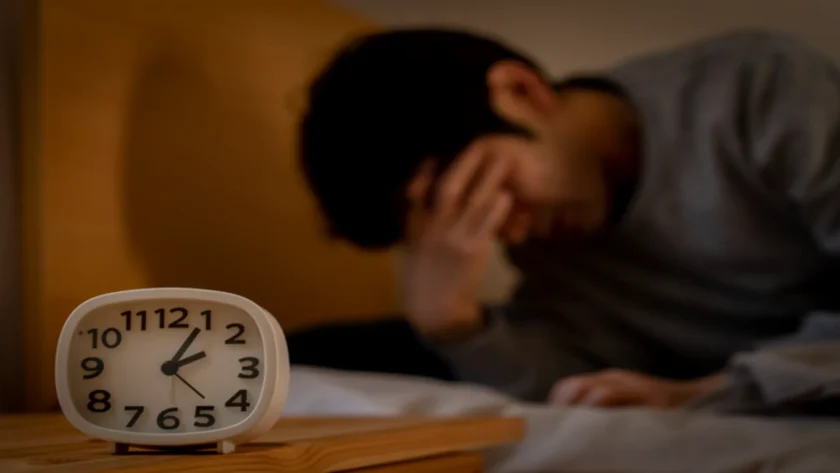夜中になかなか寝られず辛い男性