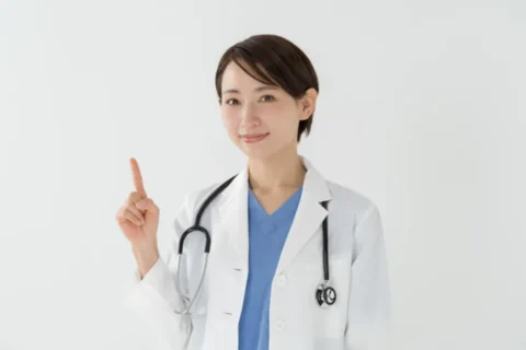 人差し指をたてる女性医師