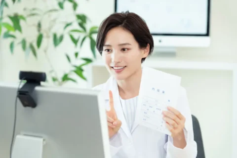 オンライン診察を行う女性医師