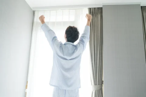 朝日を浴びる男性