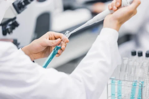 薬の研究をしている研究員