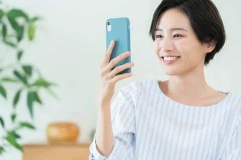 スマホでオンライン診療を受ける女性