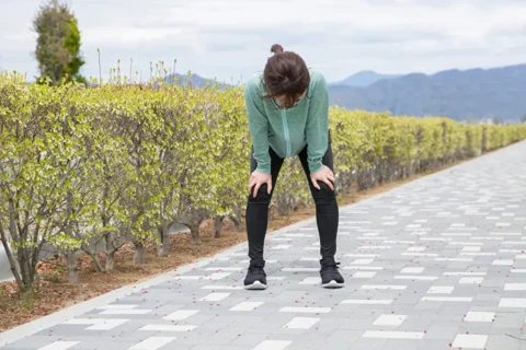 加齢による筋力低下を感じる女性