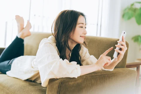 リラックスしてスマホを眺める女性