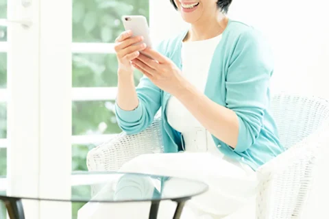 リラックスしてスマホを操作する女性