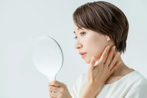 肌の調子が気になる女性