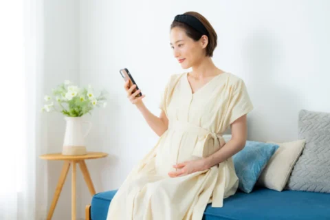 スマホでオンライン受診する妊婦