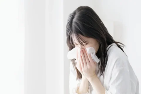 花粉症の症状が辛い女性