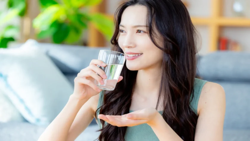 薬を飲む女性